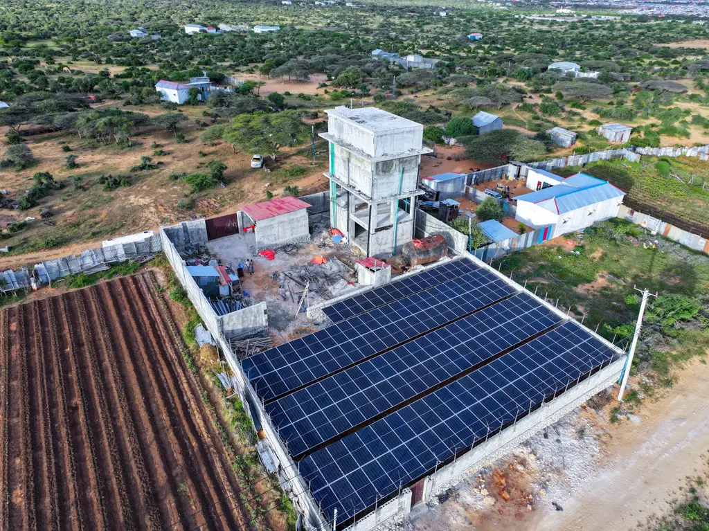Luchtfoto van de 100,8 kWp zonne-installatie voor drinkwaterpompen van Horseed Water in Mogadishu, gebouwd door kWh