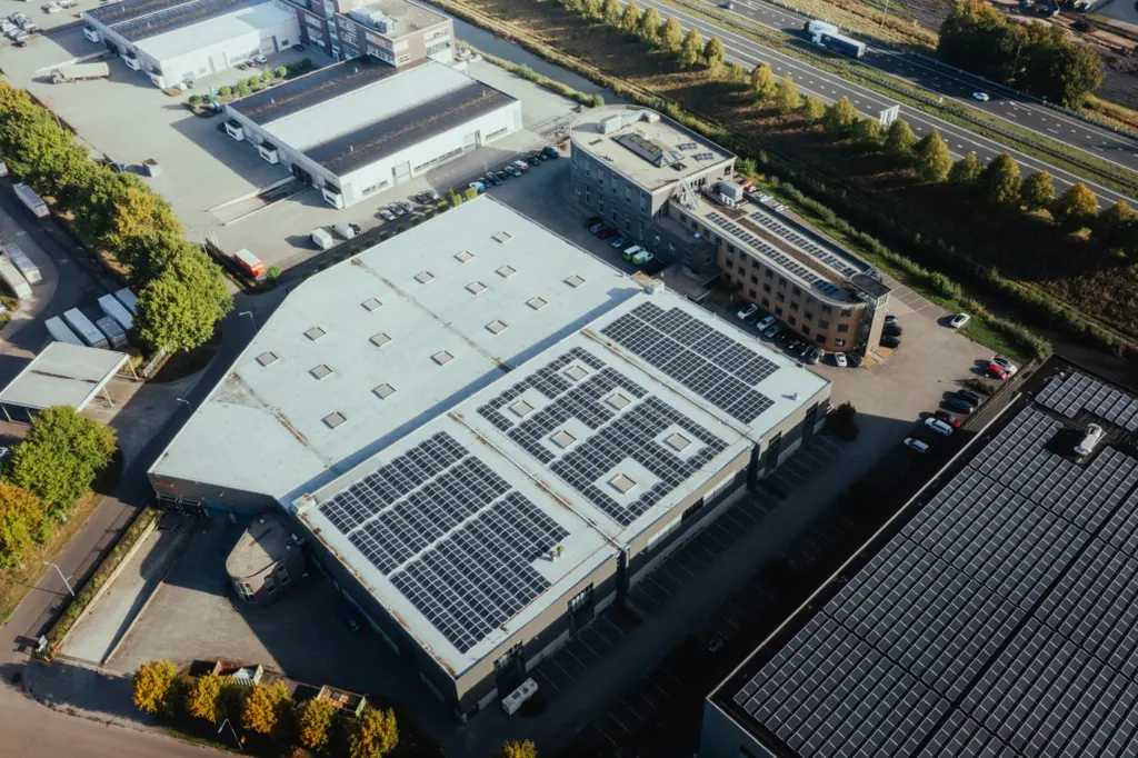 Luchtfoto van een bedrijventerrein met zonnepanelen op de daken van bedrijfshallen